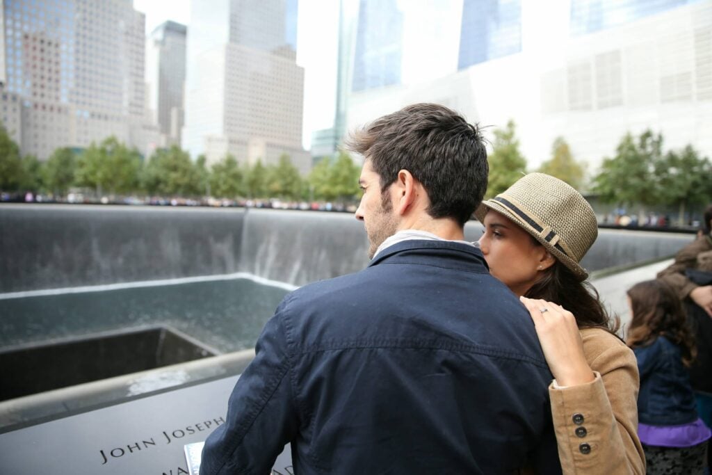 Turistas visitando el monumento al 911 en Manhattan